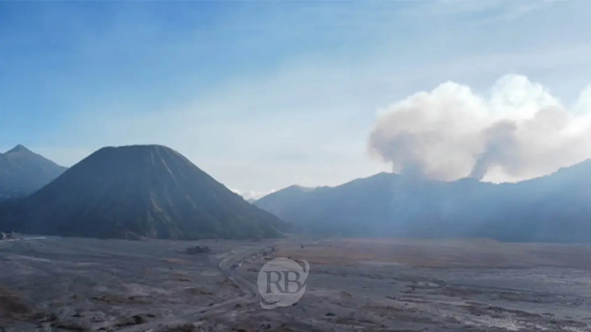 MERAMBAH: Asap yang terlihat dari bukit dingklik di Tosari Pasuruan. Sampai kini proses pemadaman masih berlangsung. (Foto: M Zubaidillah/Jawa Pos Radar Bromo)