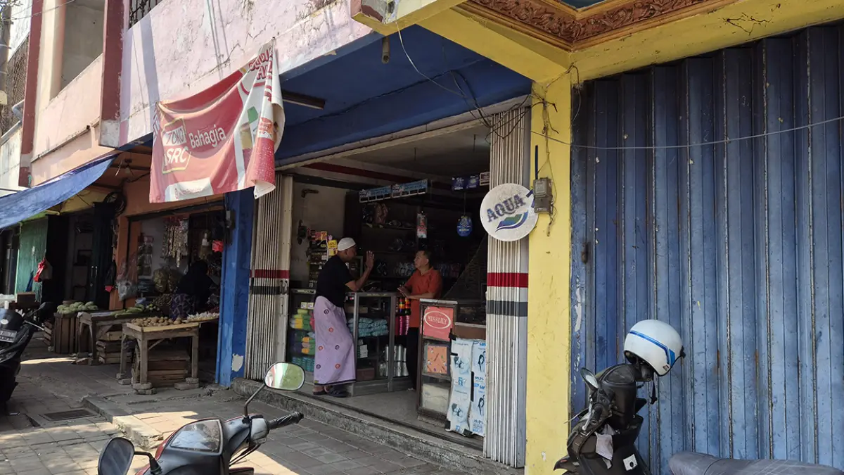 MINTA DIRELOKASI: Kios di sisi barat Pasar Besar yang lokasinya dekat dengan PKL liar berjualan. Para pedagang kios meminta relokasi PKL segera dilaksanakan agar tidak menghalami akses pembeli ke kios.