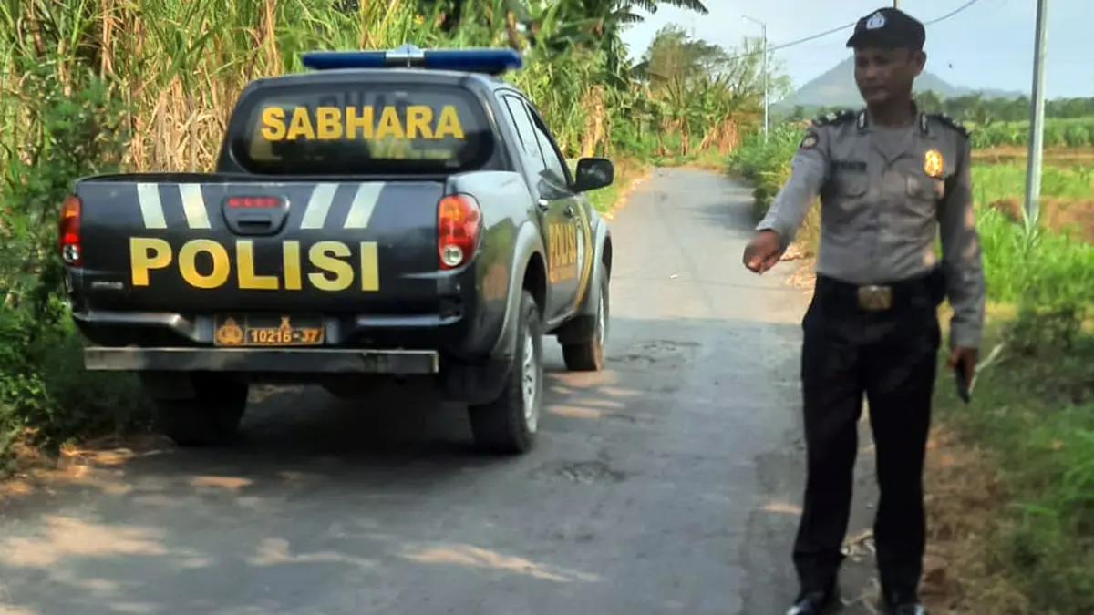 OLAH TKP: Anggota Polsek Tegalsiwalan melakukan olah TKP di lokasi korban Irwanto diserang terduga pelaku begal motor, Jumat (7/8) yaitu di Desa Blado Kulon, Tegalsiwalan.