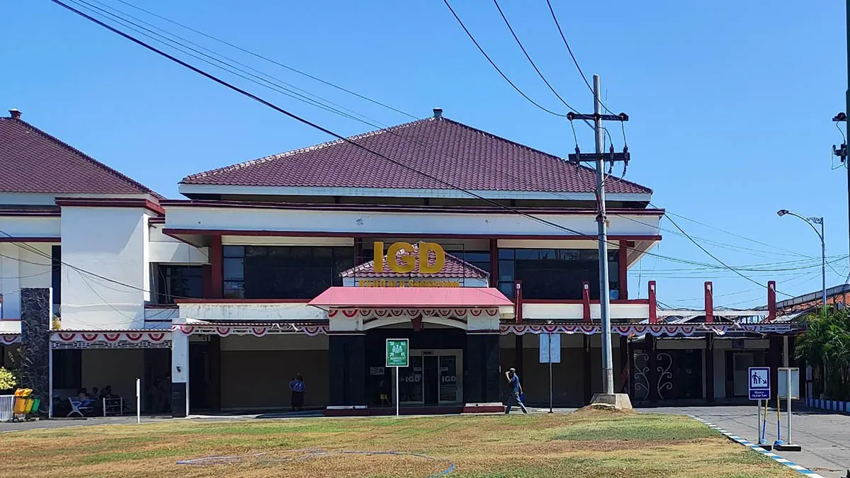 RUANG PERAWATAN: Suasana bagian depan instalasi medis RSUD dr. R. Soedarsono (RS Purut) Kota Pasuruan. Kini manajemen rumah sakit daerah tersebut, tengah melakukan koordinasi internal pascadilaporkan ke pihak kepolisian. (Fuad Alyzen/Radar Bromo)