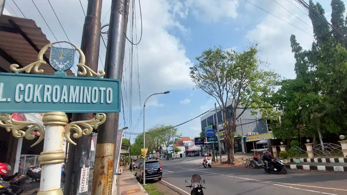 SEGERA DIGARAP: Sejumlah pengendara melintas di Jalan Cokroaminoto Kota Probolinggo, yang akan  segera direvitalisasi. (Dok Jawa Pos Radar Bromo)