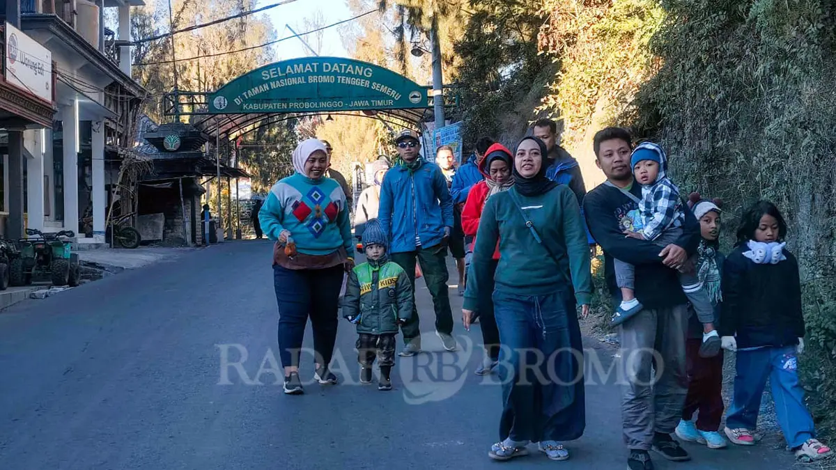 TAK BISA MASUK: Sejumlah wisatawan terpaksa putar balik lantaran kawasan wisata Bromo masih ditutup usai terjadi kebakaran hebat. (Mokhamad Zubaidillah/ Radar Bromo)