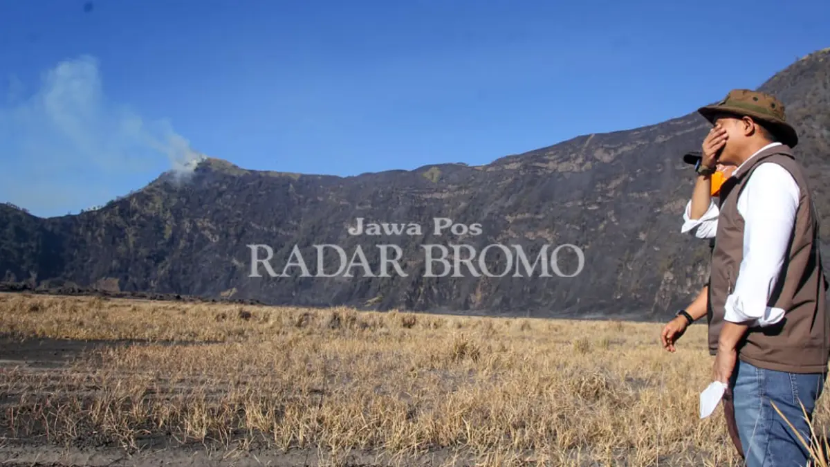 TINJAU LOKASI: Menhut Raja Juli Antoni (kanan) saat meninjau kawasan Sabana Bromo yang terbakar, Minggu (9/8). (Mokhamad Zubaidillah/ Radar Bromo)