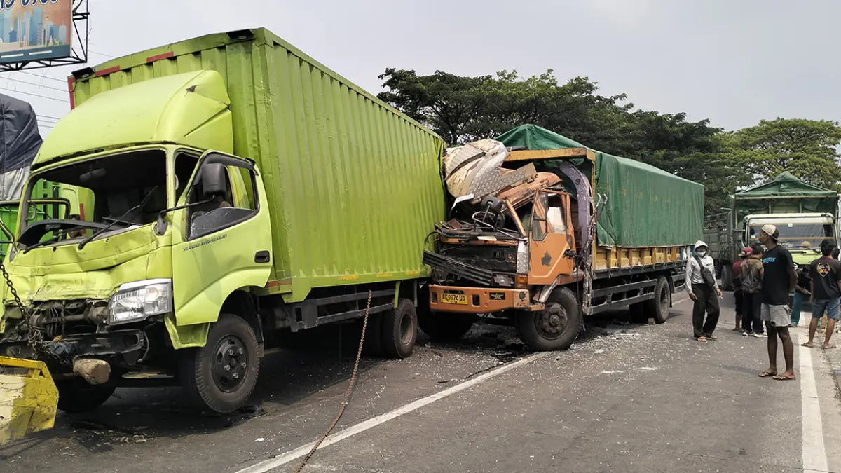 RINGSEK: Kondisi truk yang ringsek parah pascatabrakan beruntun di Simpang Empat Patung Sapi, Pandaan, Senin (10/8). Kecelakaan yang melibatkan empat kendaraan besar ini, diduga akibat truk tronton paling belakang mengalami rem blong. (Rizal Syatori/ Radar Bromo)