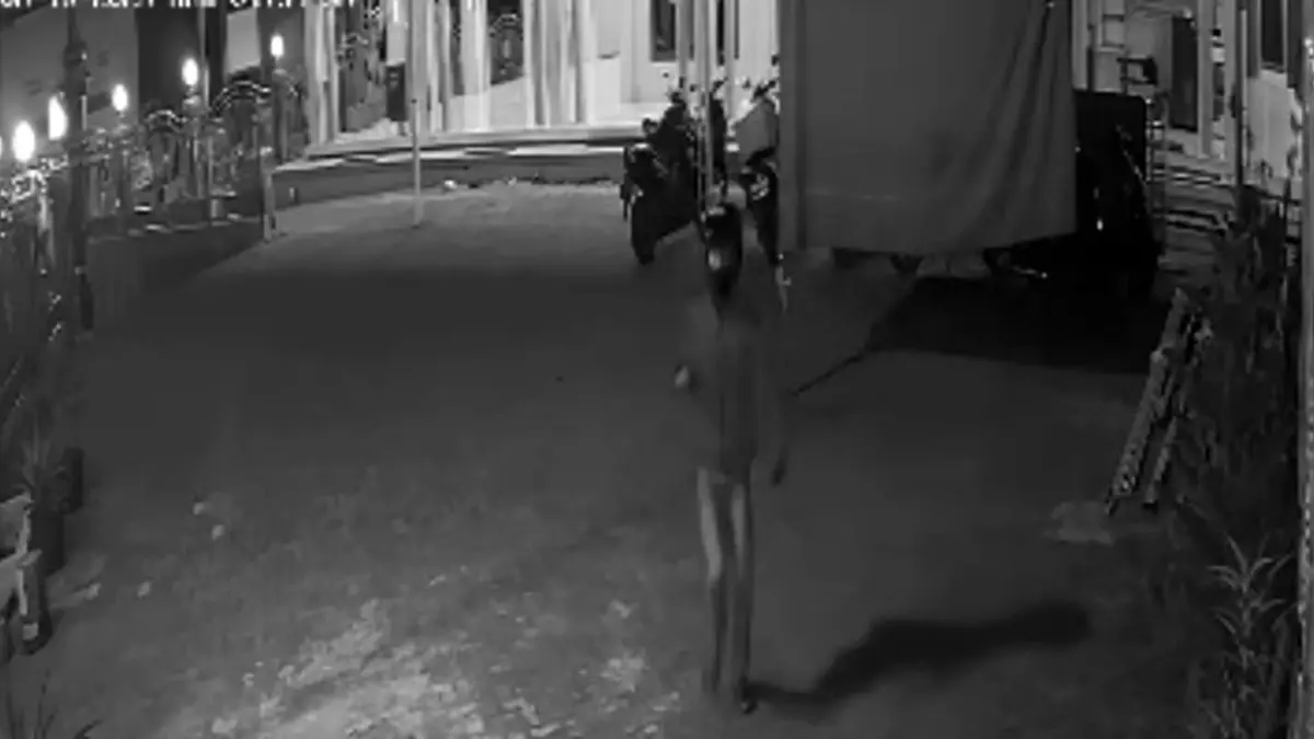 TEREKAM CCTV: Rekaman kamera pengawas memperlihatkan gerak-gerik seorang terduga pelaku curanmor yang mengenakan helm dan jaket saat menyelinap ke area parkir Masjid Al-Mubarok, Dusun Krangkong, Desa Ngadimulyo, Kecamatan Sukorejo, Senin (10/8) subuh. Aksi pelaku gagal setelah kepergok salah seorang jemaah. (CCTV)