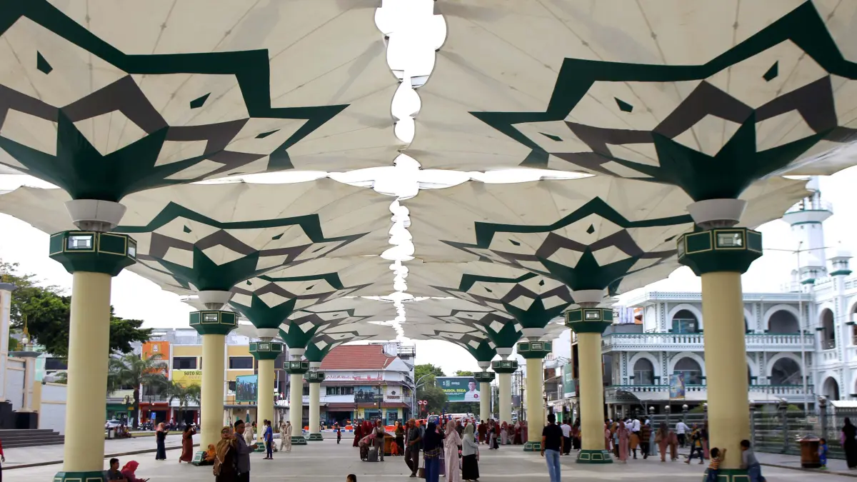 BERWISATA: Sejumlah wisatawan berkunjung ke kawasan Payung Madinah Kota Pasuruan, beberapa waktu lalu.&nbsp;(DOK. JAWA POS RADAR BROMO)