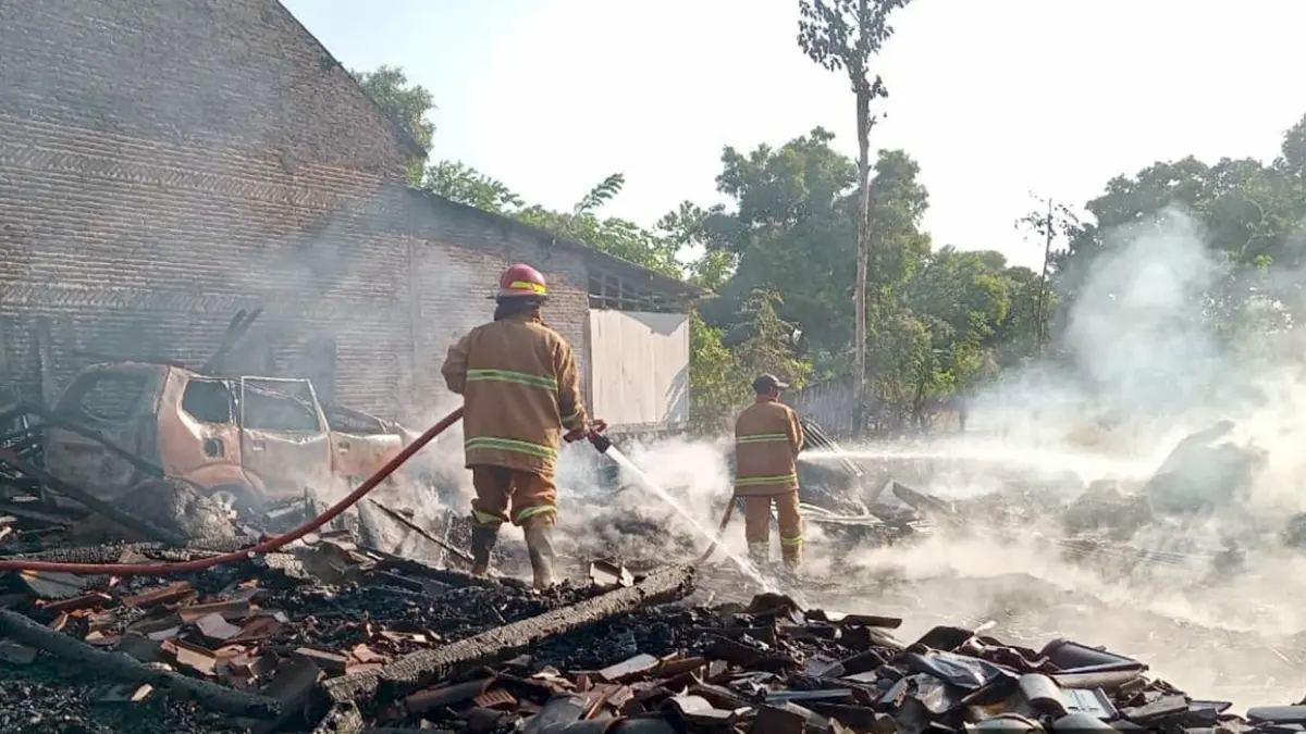 HANGUS: Tempat produksi mebel milik Rosidi, 38, di Dusun Sumberwatu, Desa Kaliacar, Kecamatan Gading, Kabupaten Probolinggo, hangus terbakar.
