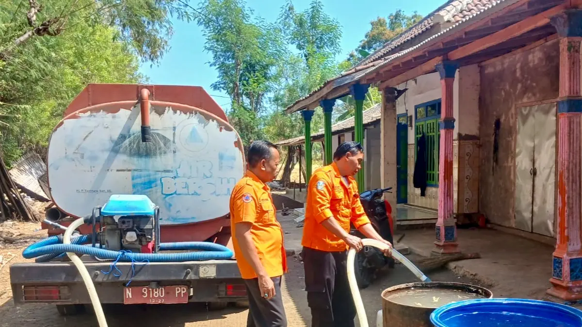 KIRIM AIR: Personel BPBD mengirimkan air bersih ke desa di Kecamatan Tongas yang mengalami krisis air bersih. (Foto: dok Jawa Pos Radar Bromo)