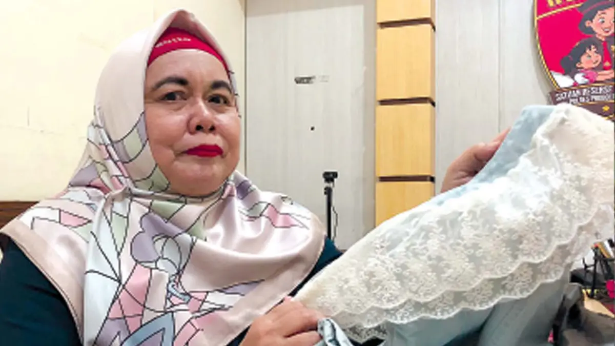 LAPOR: Perwakilan kuasa hukum korban, Siti Zuroidah menunjukkan salah satu barang bukti milik korban. (DOK. JAWA POS RADAR BROMO)