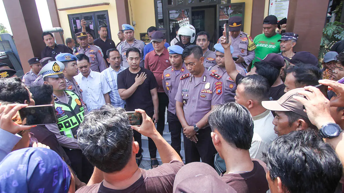 MASIH DIDALAMI: Personel kepolisian memberikan penjelasan terhadap masyarakat yang datang meluruk Polsek Beji beberapa waktu lalu. Lima anggota kini sedang diperiksa Polda Jatim atas kasus tewasnya Widi Nurcahyono. (Foto: dok Jawa Pos Radar Bromo)