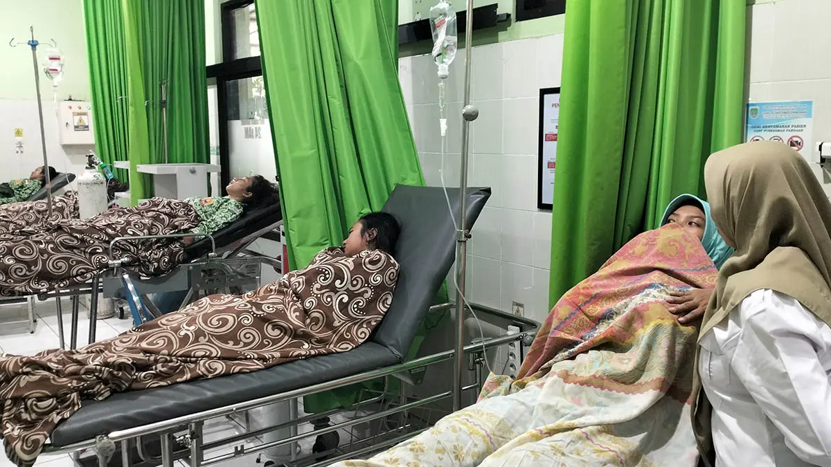 MASIH DISELIDIKI: Siswa SMAN 1 Pandaan yang keracunan MBG saat mendapat perawatan medis di IGD Puskesmas Pandaan, pada Selasa (22/7) lalu. (Foto: dok Jawa Pos Radar Bromo)
