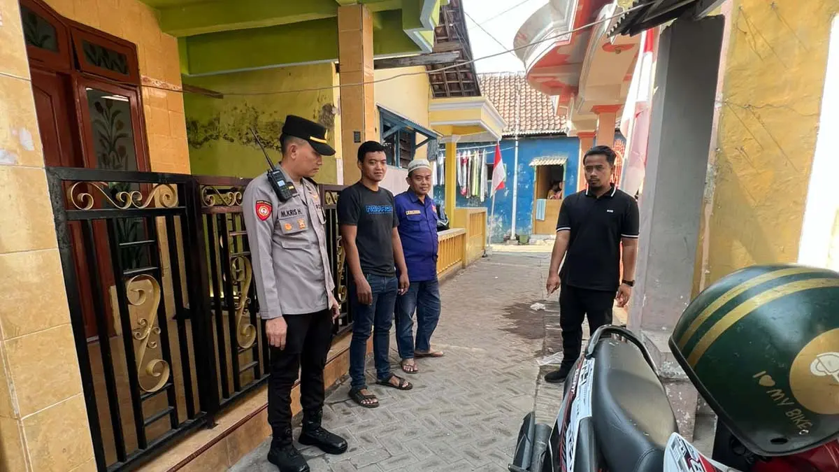 OLAH TKP: Anggota Polres Pasuruan Kota mendatangi lokasi pencurian motor milik PN di Kelurahan Mandaranrejo, Kecamatan Panggungrejo.&nbsp;(POLRES PASURUAN KOTA FOR JAWA POS RADAR BROMO)