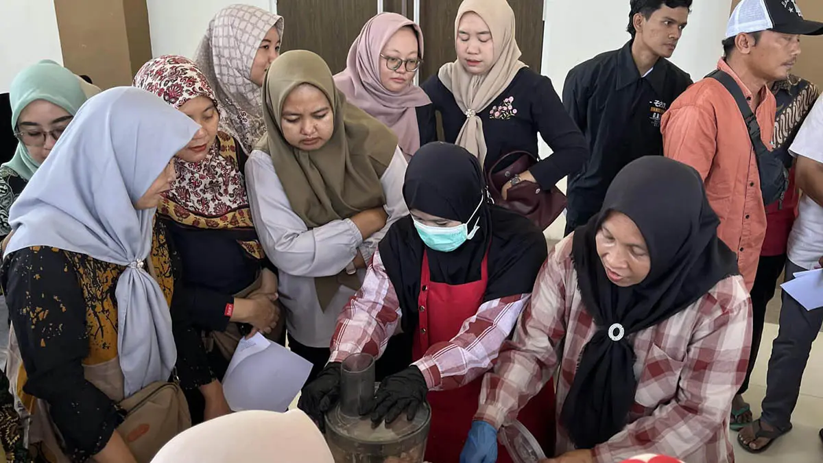 PELATIHAN: Puluhan peserta mengikuti praktek pembuatan pengolahan frozen food berbahan dasar daging unggas. (Foto: Istimewa)