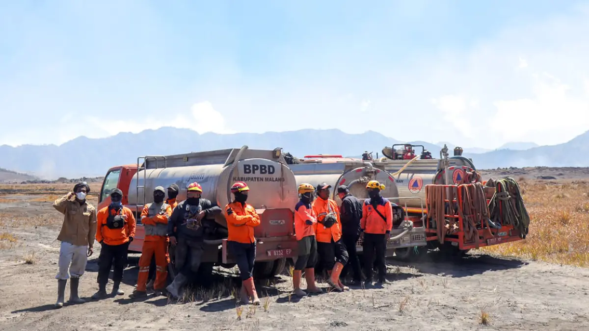 Petugas BPBD stanby sebelum menyemprot air ke sabana Bromo yang terbakar. (Mokhamad Zubaidillah/ Radar Bromo)