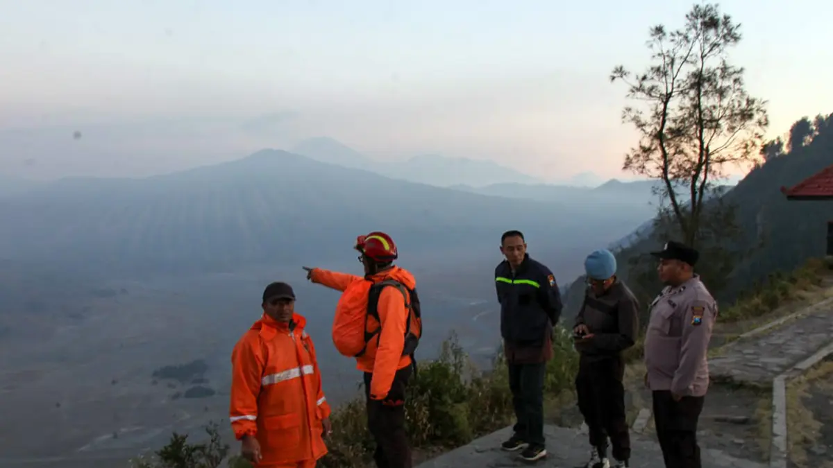 Petugas gabungan saat melakukan pemantauan di kawasan Tosari, Kabupaten Pasuruan. Titik api dilaporkan sudah padam, pada Senin siang (10/8). (Mokhamad Zubaidillah/ Radar Bromo)