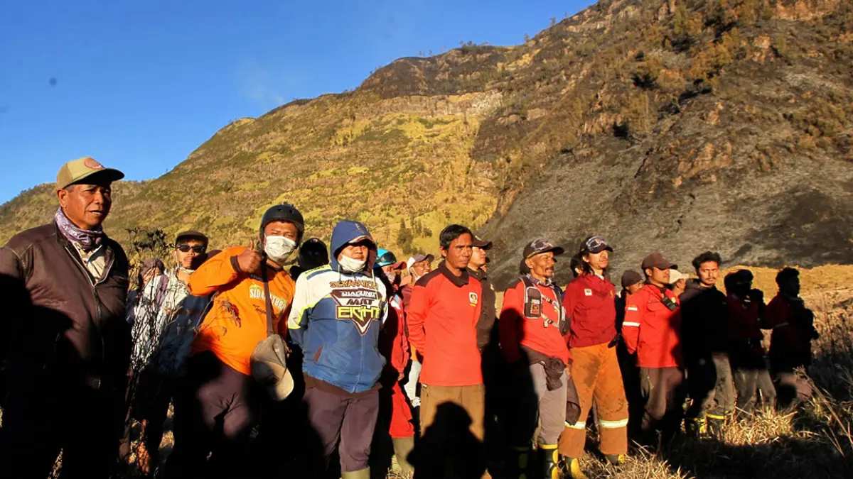 TAK KENAL LELAH: Para relawan saa briefing sebelum bertugas. Mereka terlibat dalam pemadaman kebakaran di kawasan TNBTS. Mereka bahu
membahu bersama petugas berusaha memadamkan kobaran api. (Mokhamad Zubaidillah/ Radar Bromo)