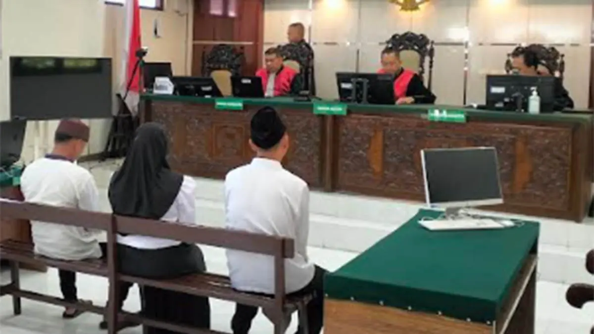 TERDAKWA: Tiga pencuri koper saat mengikuti siding di PN Kraksaan. (Foto: dok Jawa Pos Radar Bromo)