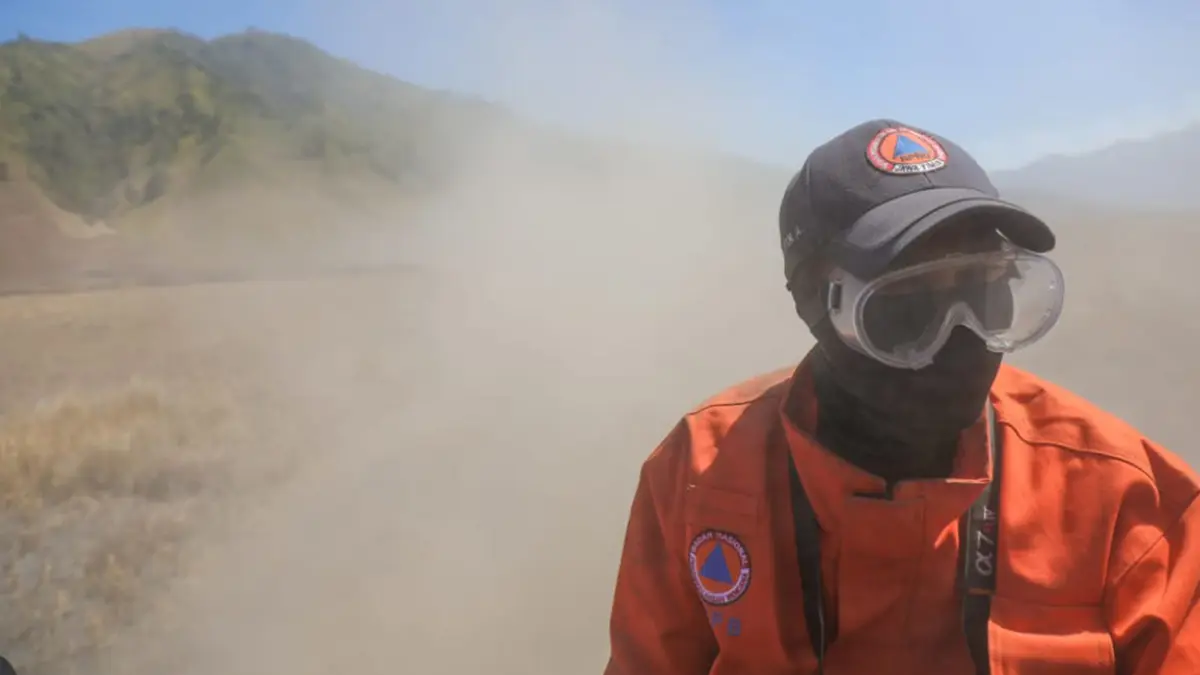 TERJANG DEBU: Salah satu petugas BPBD saat dalam perjalanan untuk memadamkan api di sabana Bromo. (Mokhamad Zubaidillah/ Radar Bromo)