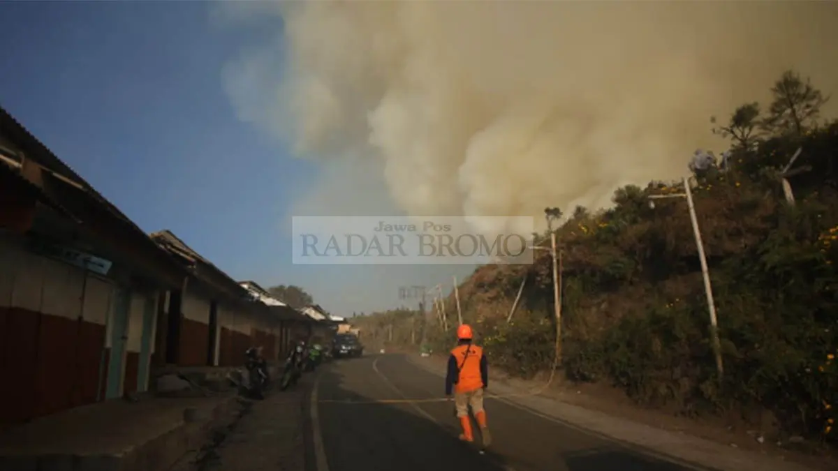 DEKAT: Kios di kawasan wisata Bukit Dingklik Bromo, Desa Wonokitri, Kabupaten Pasuruan. Nampak asap yang membumbung tinggi. (Foto: M Zubaidillah/Jawa Pos Radar Bromo)