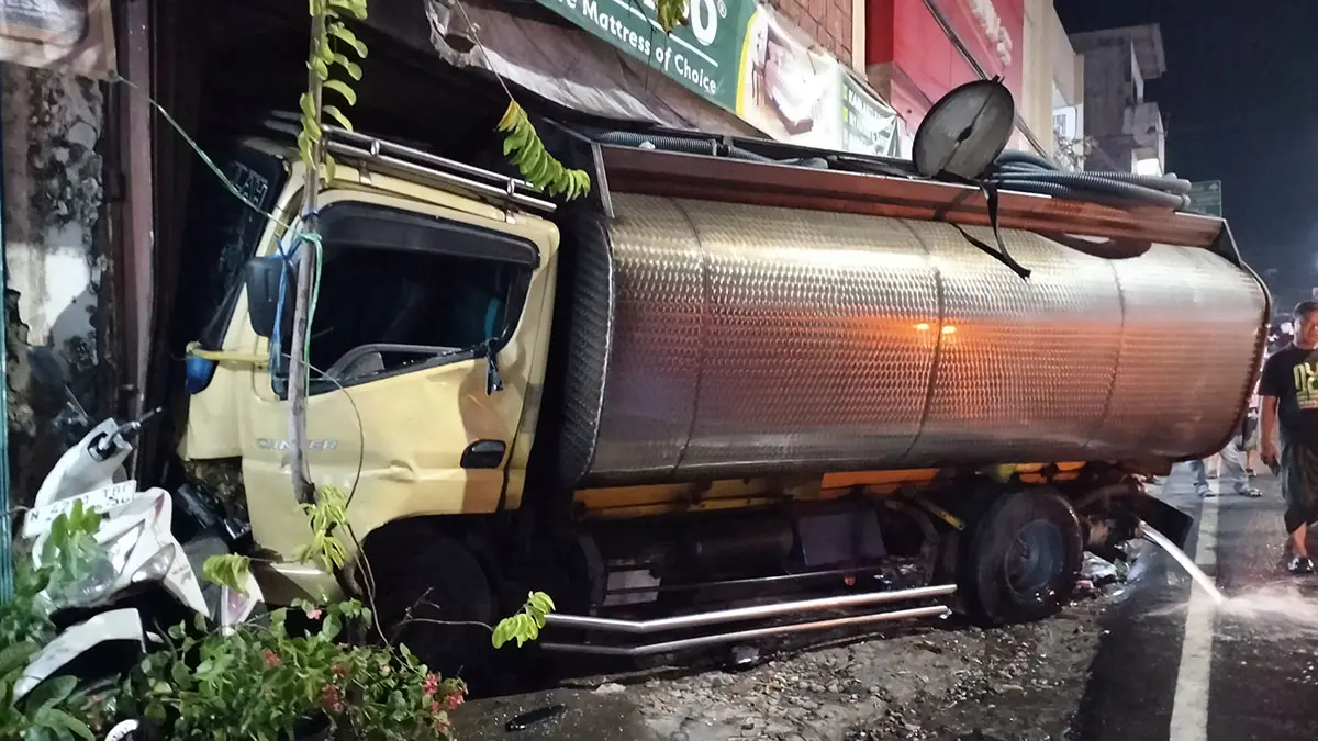 HILANG KENDALI: Kondisi truk tangki saat menabrak toko mebel di Jalan Pahlawan Sunaryo, Pandaan, Kabupaten Pasuruan, Senin malam (10/8). 