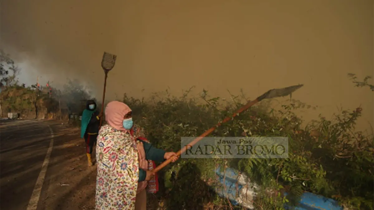 IKUT SERTA: Perempuan di Tengger memadamkan api di sekitar kawasan wisata Bukit Dingklik Bromo, Desa Wonokitri, Kabupaten Pasuruan. (Foto: M Zubaidillah/Jawa Pos Radar Bromo)
