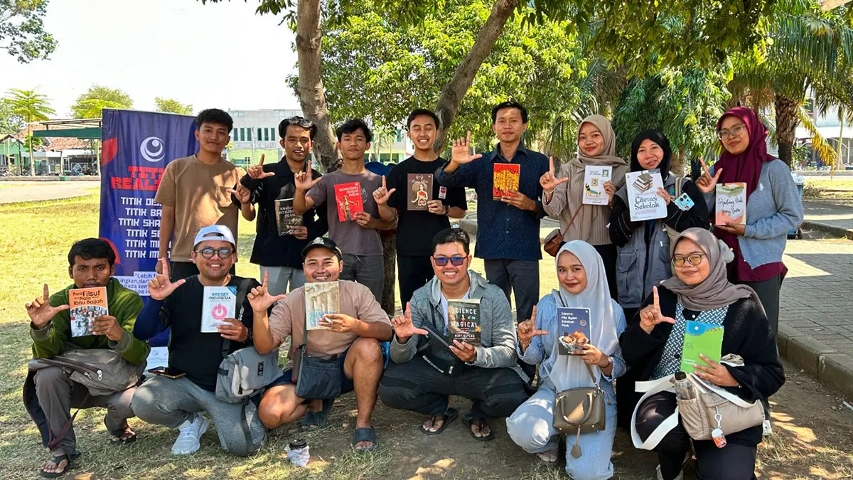 KUMPUL: Sejumlah remaja usai mengikuti kegiatan membaca buku di komunitas Titik Baca di Alun-Alun Kota Probolinggo, beberapa waktu lalu.