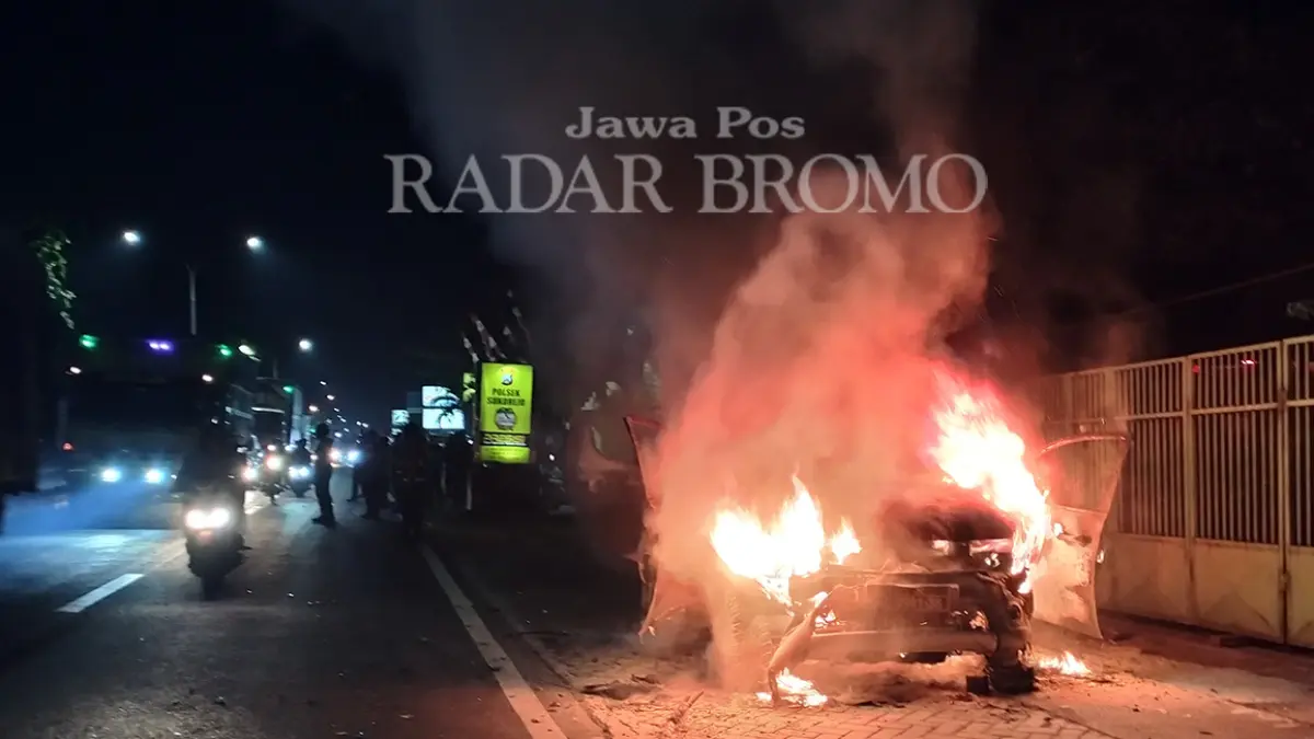 MEMBARA: Mobil patroli dual cabin Mitsubishi Strata Triton milik Polsek Sukorejo yang dibakar massa pada Selasa (11/8) dini hari. (Rizal Syatori/ Radar Bromo)