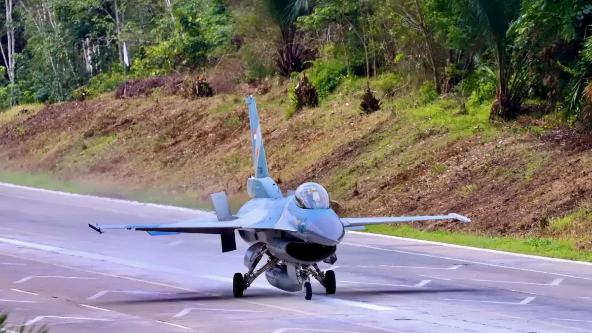 Pesawat Tempur Super Tucano dan F-16 Fighting Falcon TNI AU berhasil melakukan pendaratan di Jalan Tol pada Rabu (11/2). (TNI AU)