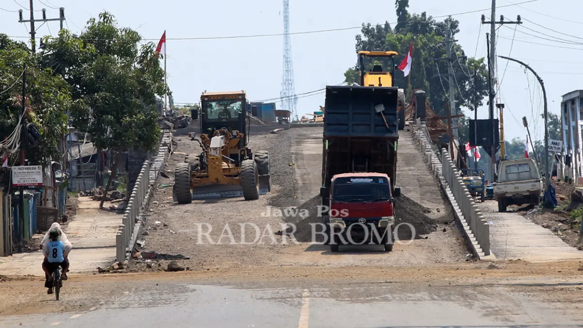 TERUS DIKEBUT: Proyek peninggian jembatan Book Wedi, di Blandongan, Kecamatan Bugul Kidul, Kota Pasuruan yang kini terus dikebut penyelesaiannya. (Mokhamad Zubaidillah/ Radar Bromo)