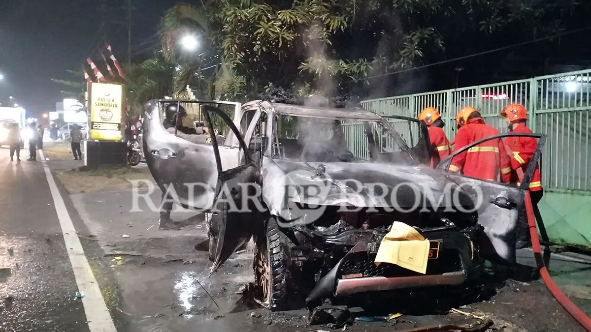 HANGUS: Kondisi salah satu mobil patroli yang dibakar massa yang menghadang suporter yang pulang konvoi dari Malang. Lantaran suporter diamankan di Mapolsek Sukorejo, massa akhirnya merusak sejumlah kendaraan polisi di sekitar Polsek Sukorejo. (Rizal Syatori/ Radar Bromo)