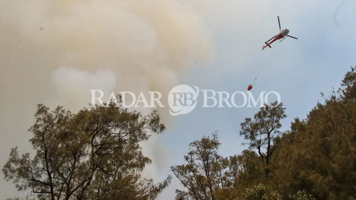 WATER BOMBING: Upaya pemadaman juga dilakukan dari udara dengan metode water bombing yang dengan mengerahkan helikopter. (Mokhamad Zubaidillah/ Radar Bromo)
