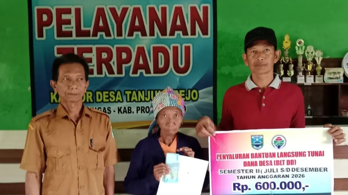 BANTUAN: Pemdes Tanjung Rejo menyerahkan BLT DD semester II kepada salah satu KPM, Senin (10/8).&nbsp;(Foto Pemdes Tanjung Rejo for Jawa Pos Radar Bromo)