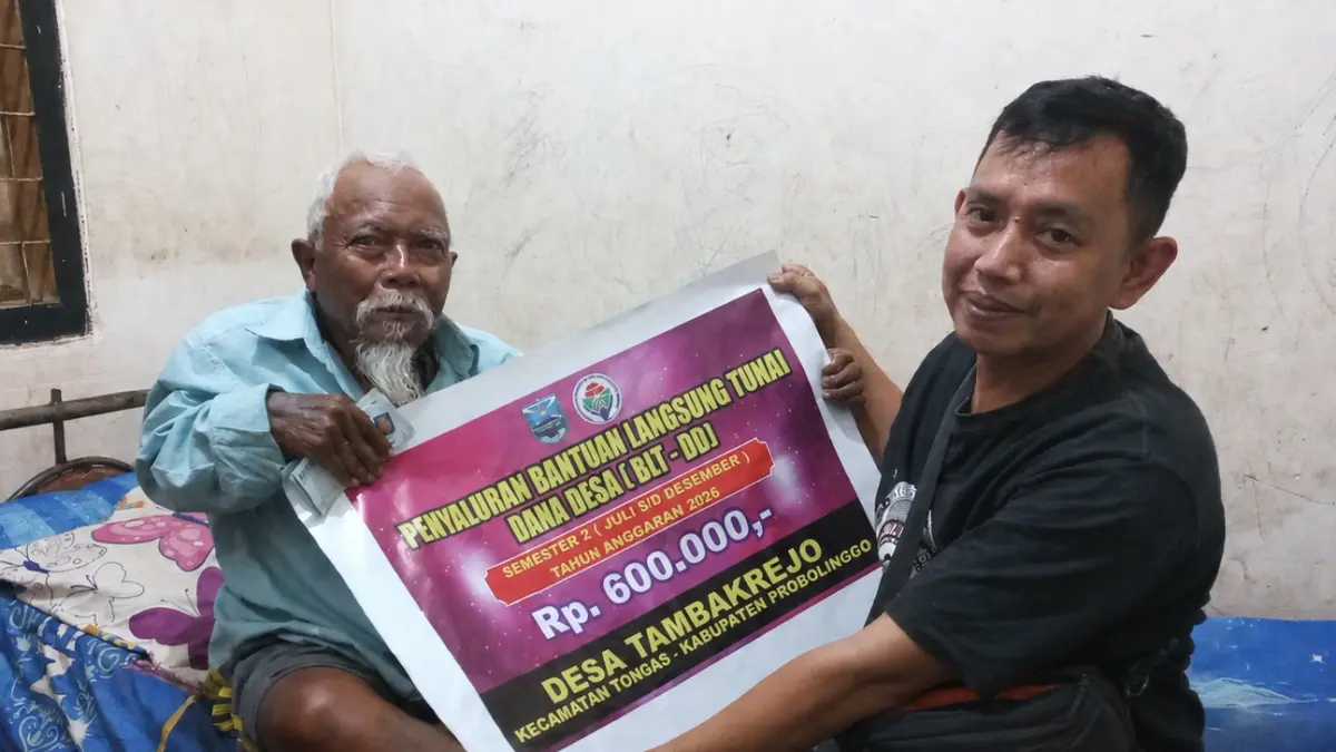BANTUAN: Salah seorang warga lansia menerima BLT DD semester 2 tahun anggaran 2026 di rumahnya. (PEMERINTAN DESA TAMBAKREJO FOR JAWA POS RADAR BROMO)