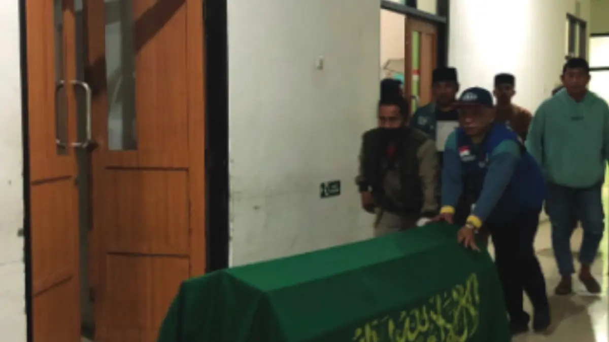 BERDUKA: Sejumlah warga Desa Pohsangit Tengah mengantar kepulangan Holel, 51, di Kamar Jenazah RSUD dr. Mohamad Saleh, Senin (10/8) malam. (INNEKE AGUSTIN/JAWA POS RADAR BROMO)