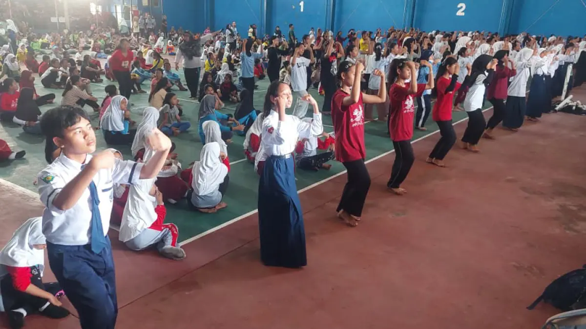 BERLATIH: Ribuan pelajar berlatih tari Jaran Bodhag untuk tampil dalam Festival 1.000 Jaran Bodhag rangkaian event Batik In Motion. (ARIF MASHUDI/JAWA POS RADAR BROMO)