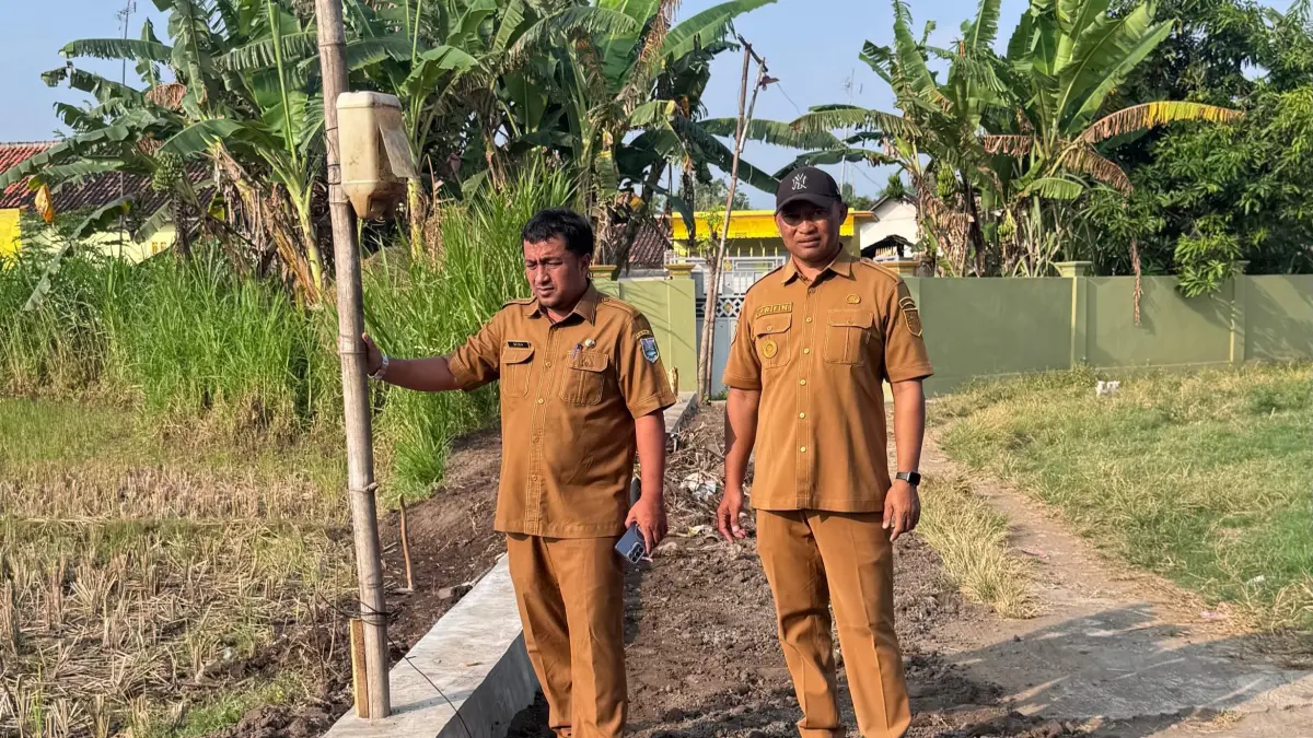 CEK INFRASTRUKTUR : Kepala Desa Tambakrejo Arifin, S.E. bersama Kabid Bina Pemerintahan Desa Dinas PMD Kabupaten Probolinggo Ofie Agustin. (PEMERINTAN DESA TAMBAKREJO FOR JAWA POS RADAR BROMO)