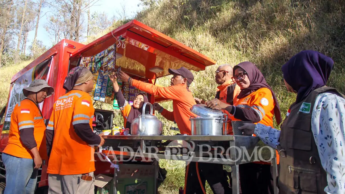DAPUR DARURAT: Sejumlah lembaga sosial dibantu warga saat mendirikan dapur darurat untuk petugas dan relawan pemadam kebakaran Bromo di Desa Wonokitri, Kecamatan Tosari, Kabupaten Pasuruan, Rabu (12/8). (Mokhamad Zubaidillah/ Radar Bromo)