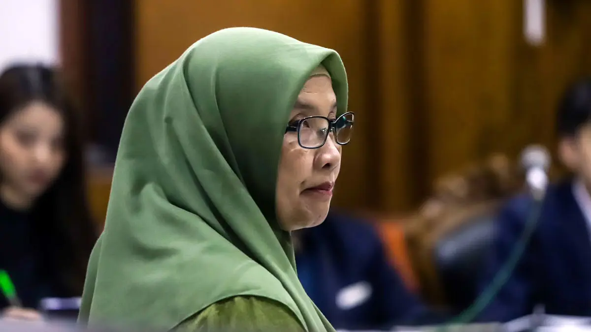Indah Utami hadir sebagai saksi yang dihadirkan pihak tergugat dalam kasus Java Fortis di Pengadilan Negeri Surabaya, kemarin (12/8). FOTO: ALFIAN RIZAL/JAWA POS