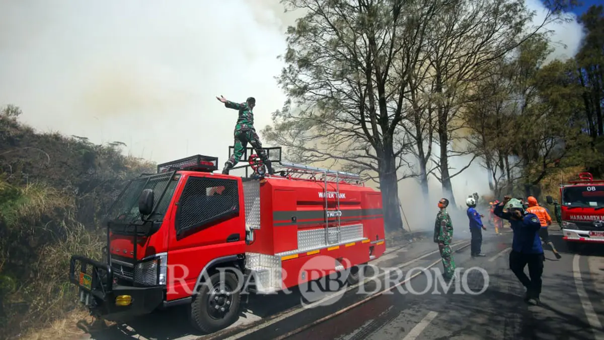 KERJA KERAS: Petugas gabungan saat berupaya melokalisir api yang merembet ke Bukit Kingngkong Bromo, Rabu siang (12/8). (Mokhamad Zubaidillah/ Radar Bromo)
