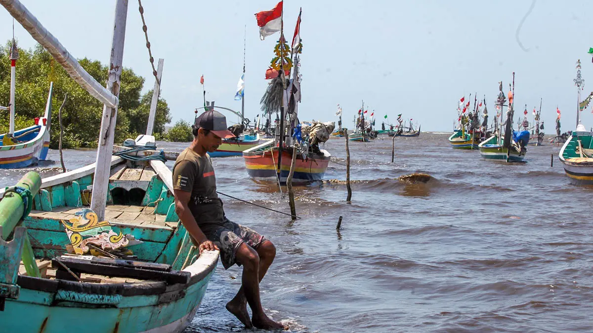 LANDAI: Suasana deretan perahu milik nelayan yang diparkir di kawasan pesisir Pasuruan. BMKG menyebut ketinggian gelombang lima hari ke depan masih berada di bawah kategori gelombang sedang. (Mokhamad Zubaidillah/Radar Bromo)