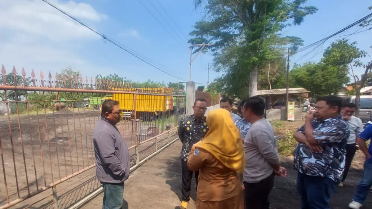 LIHAT LANGSUNG: Sejumlah Anggota Komisi III DPRD Kota Probolinggo melakukan inspeksi mendadak ke garasi truk di Jalan Lumajang, Kelurahan Kedungasem, Selasa (11/8). (ARIF MASHUDI/JAWA POS RADAR BROMO)