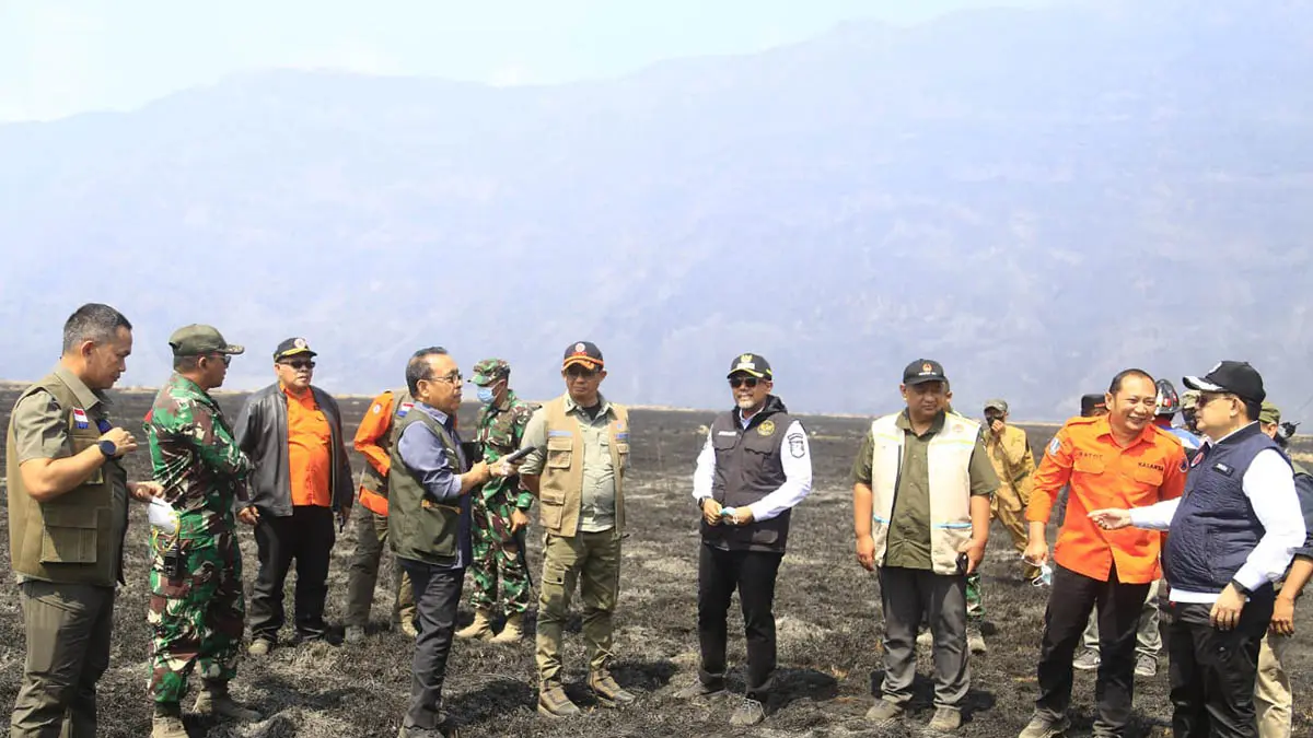 PANTAU: Menteri Koordinator Bidang Pembangunan Manusia dan Kebudayaan Pratikno&nbsp; (tengah) saat berada&nbsp; Pos Pantau Cemoro Lawang, Sukapura, Selasa (11/8). (Foto: Yono for Jawa pos radar Bromo)