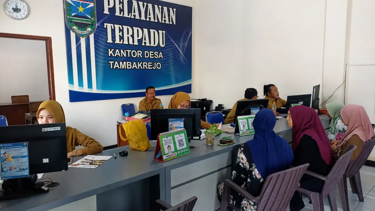 PELAYANAN: Sejumlah perangkat Desa Tambakrejo melayani warga yang mengurus dokumen kependudukan. (JAMALUDIN/JAWA POS RADAR BROMO)