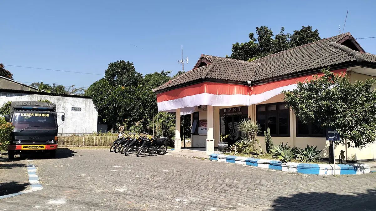 PENGAMANAN KETAT: Polsek Sukorejo dijaga ketat sejumlah personel Brimob usai sehari terjadi kericuhan di sektiar Mapolsek yang dipicu perselisihan antar oknum suporter. (Rizal Syatori/ Radar Bromo)