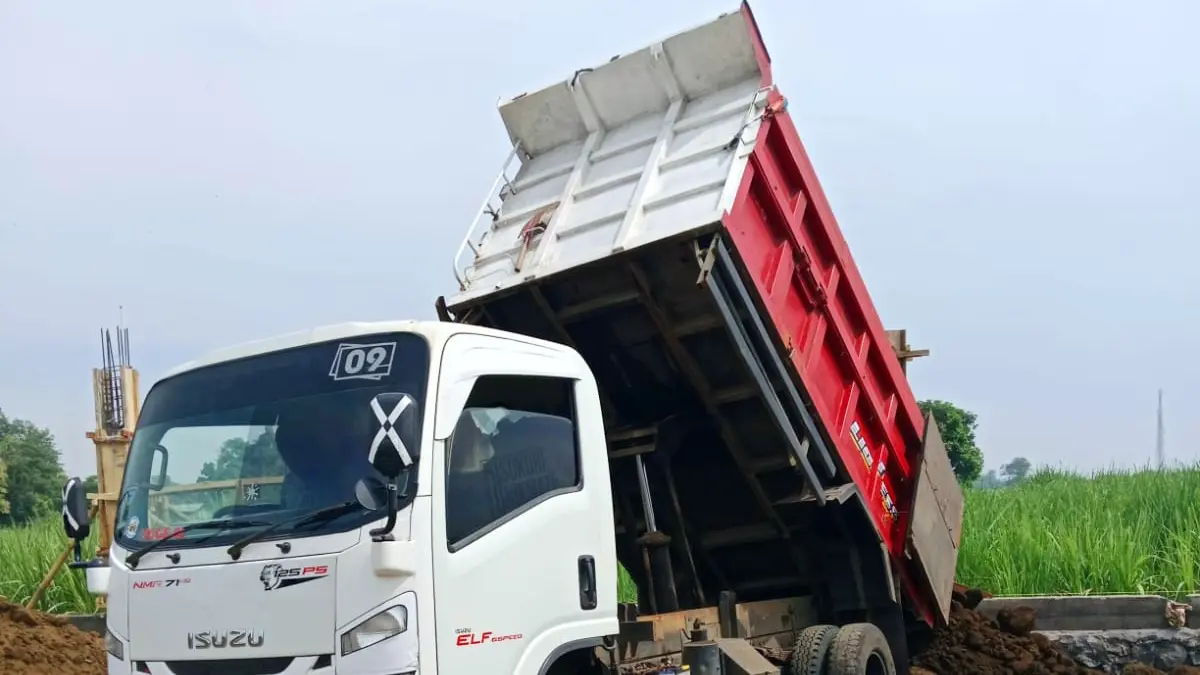 PENGURUKAN: Melalui Dana Desa Pemdes Tanjung Rejo menunjang pembangunan KDMP berupa pengurukan tanah. (Foto Pemdes Tanjung Rejo for Jawa Pos Radar Bromo)