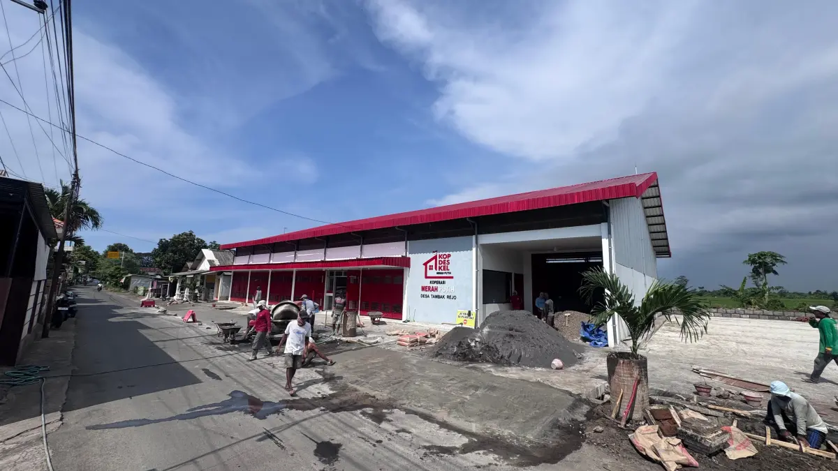 PENUNJANG: Sejumlah pekerja merabat beton halaman dan lahan parkir KDMP Desa Tambakrejo, April lalu. (PEMERINTAN DESA TAMBAKREJO FOR JAWA POS RADAR BROMO)