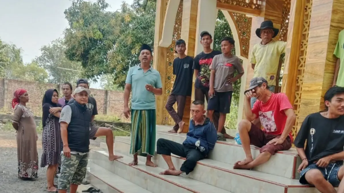 RAMAI: Warga Kecamatan Kuripan, Lh diamankan warga Desa Muneng Leres, Kecamatan Sumberasih, setelah ketahuan mencuri uang dalam kotak amal masjid, Selasa (12/8). (ISTIMEWA FOR JAWA POS RADAR BROMO)