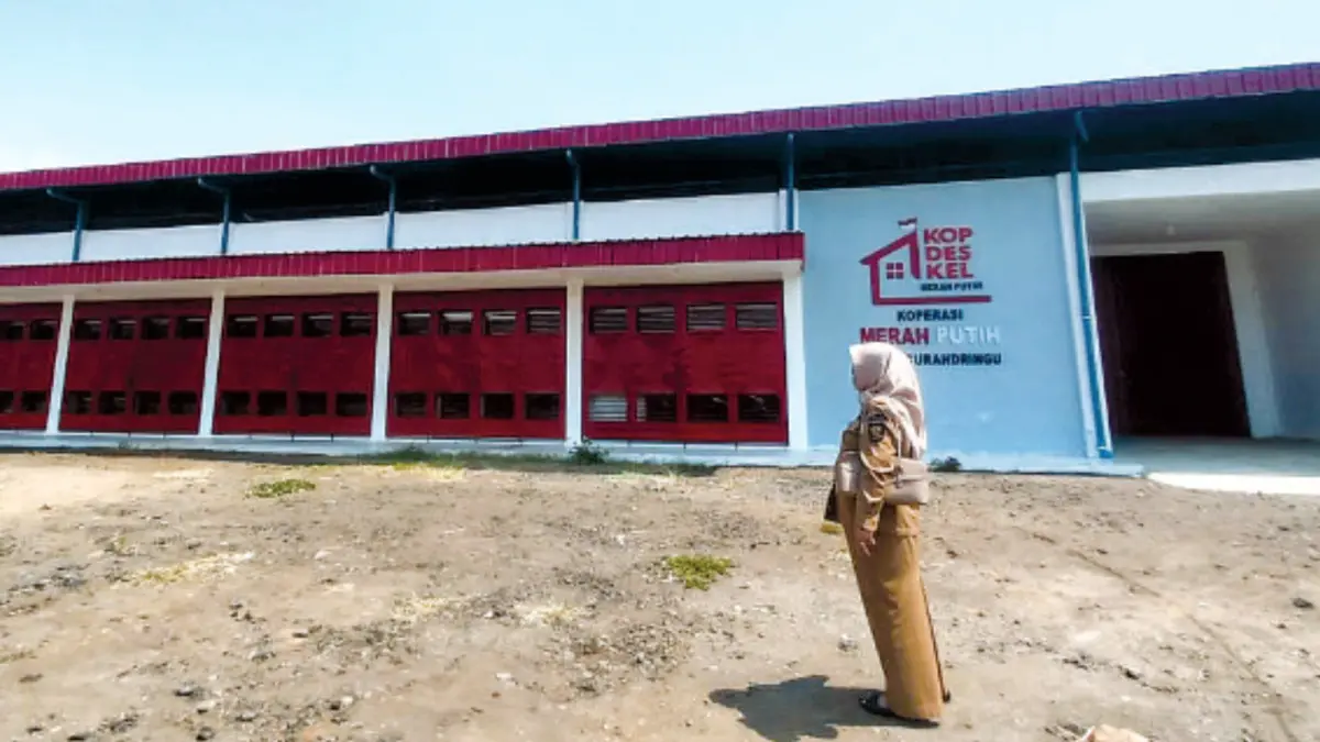 RAMPUNG: Kepala Desa Curahdringu Tiyayah di depan gedung KDKMP Desa Curahdringu.