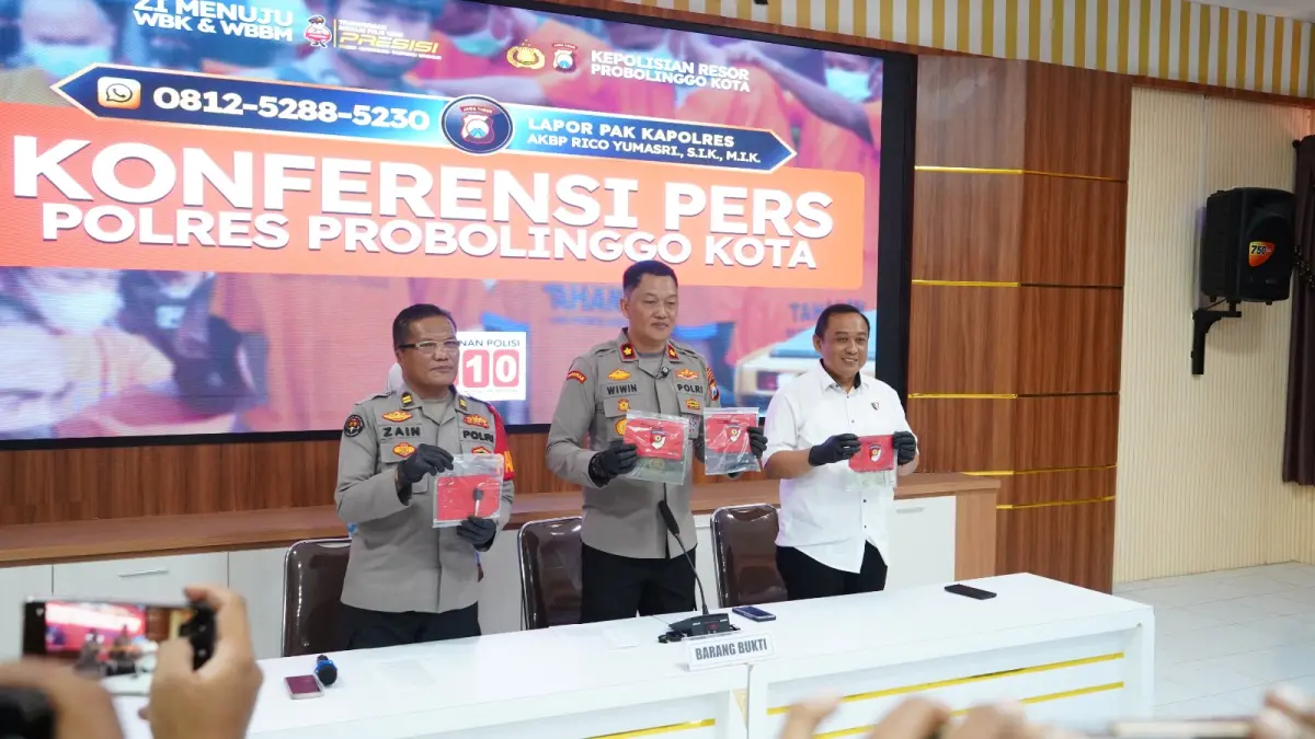 RILIS: Anggota kepolisian Polres Probolinggo Kota melakukan pers rilis di Ruang Rupatama, Mapolres Probolinggo Kota, Rabu (12/8). (POLRES PROBOLINGGO KOTA FOR JAWA POS RADAR BROMO)