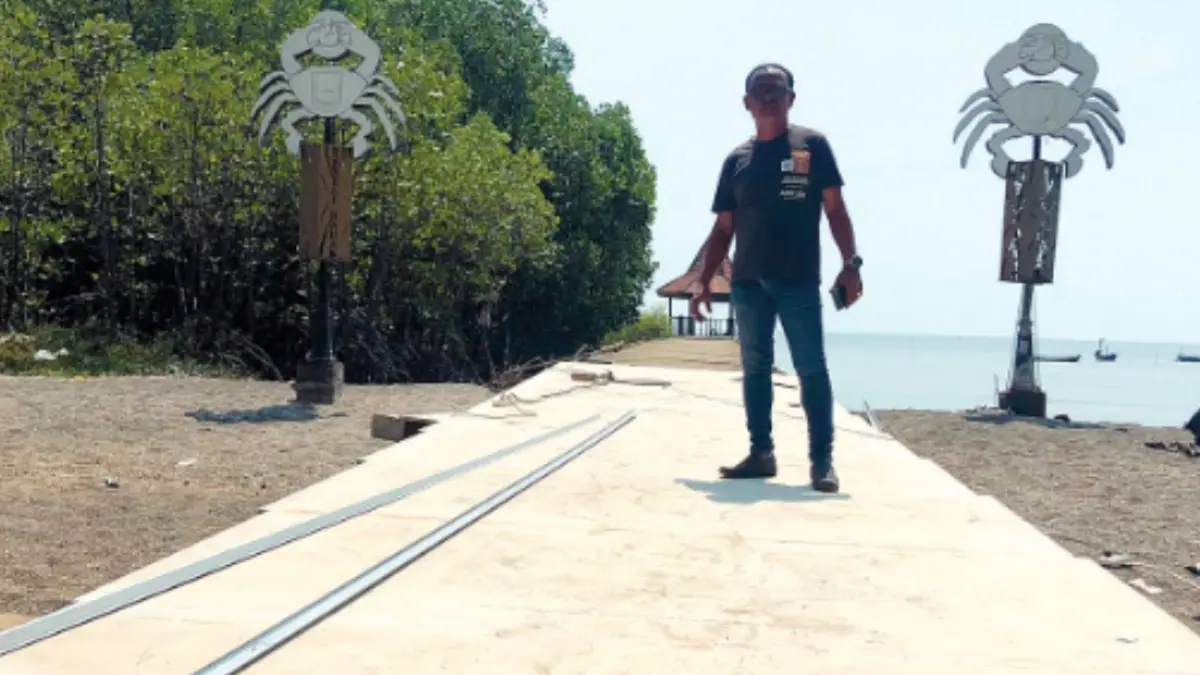 SEHAT: Kepala Desa Curahdringu Tiyayah mendampingi kegiatan Posyandu Balita di Balai Desa Curahdringu, Kecamatan Tongas.